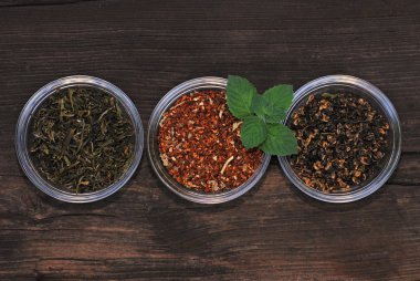 üç çeşitli çay yaprakları ile kase