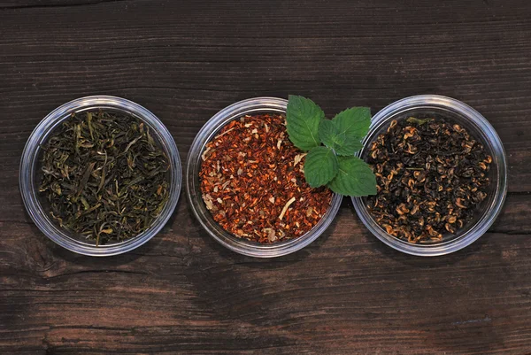 Tres cuencos con una variedad de hojas de té — Foto de Stock