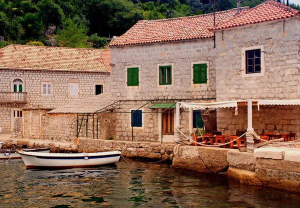 Παλιά σπίτια της Μεσογείου και την προβλήτα (Μαυροβούνιο) — Φωτογραφία Αρχείου