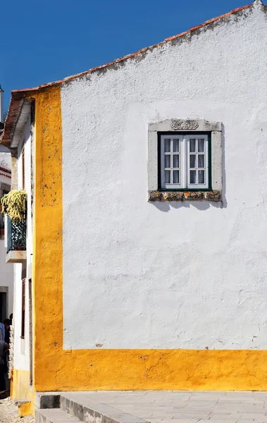 Stare biały dom i okno (Portugalia) — Zdjęcie stockowe