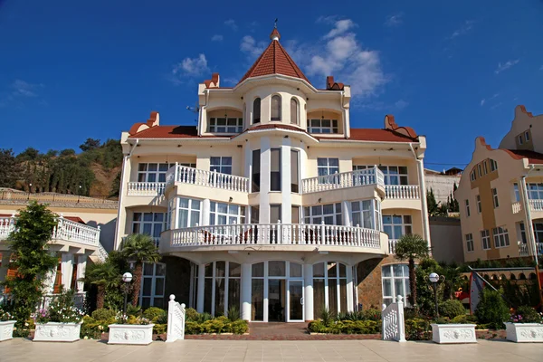 Villa resort de verão com varandas brancas clássicas — Fotografia de Stock
