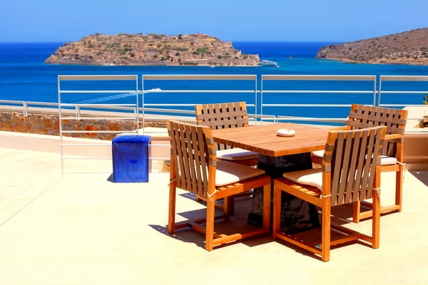 Terras met tuinmeubilair in een luxeresort (Kreta seaview, — Stockfoto