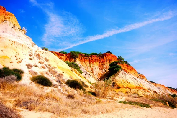 Červené útesy a modrá obloha (algarve, Portugalsko) — Stock fotografie