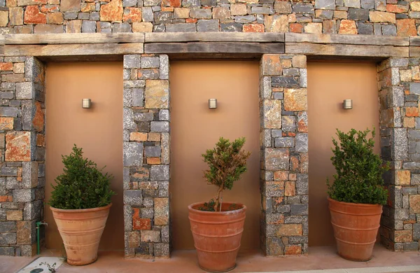 Pared de piedra con macetas de terracota de árbol (Grecia ) — Foto de Stock