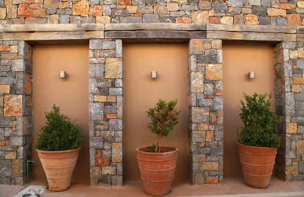 Muro di pietra con vasi di terracotta albero (Grecia ) — Foto Stock