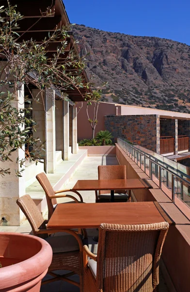 Terrazza esterna con sedie e tavolo (Grecia ) — Foto Stock