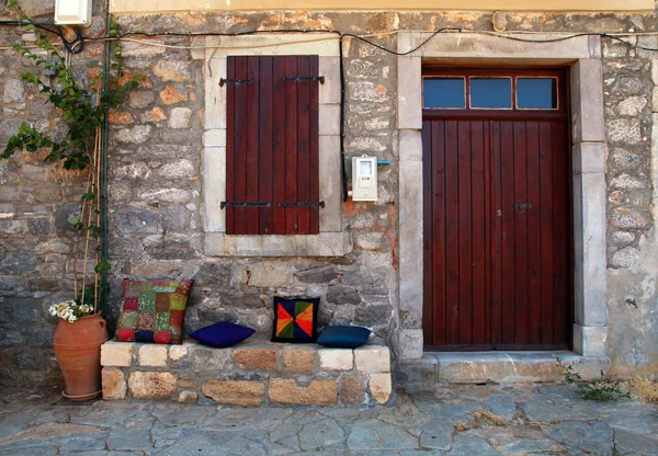 Landhaus mit Holztür in griechischem Dorf (Beton, Griechenland) — Stockfoto