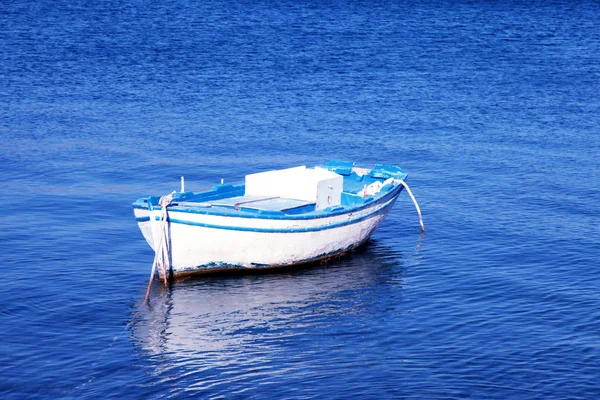 Barca di legno vecchio blu e bianco in un mare mediterraneo (Grecia ) — Foto Stock