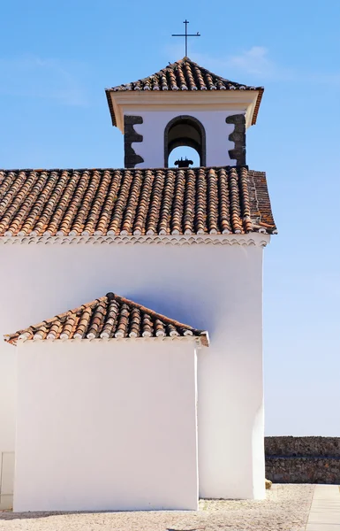 Piccola chiesa bianca con croce (Portogallo ) — Foto Stock