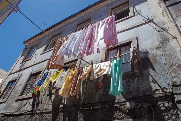 La ropa de cama se seca en el casco antiguo portugal — Foto de Stock