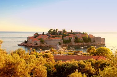 Sveti Stefan Adası'nda günbatımı (Karadağ)