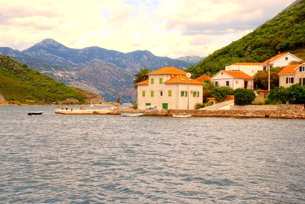 Oude vissersdorp met pier, baai van kotor, montenegro. — Stockfoto