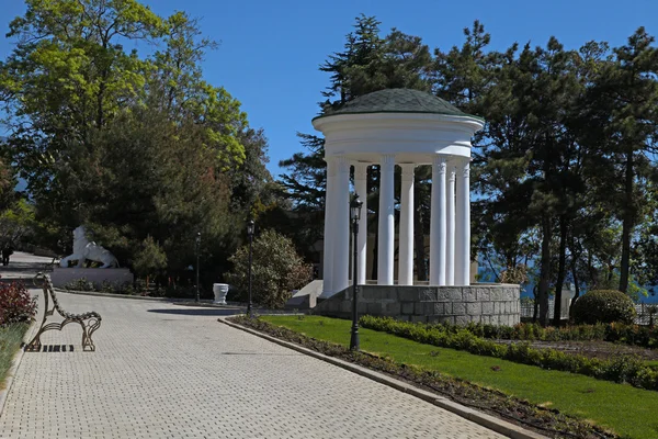 Weiße klassische Rotunde im sommerlichen Ziergarten — Stockfoto