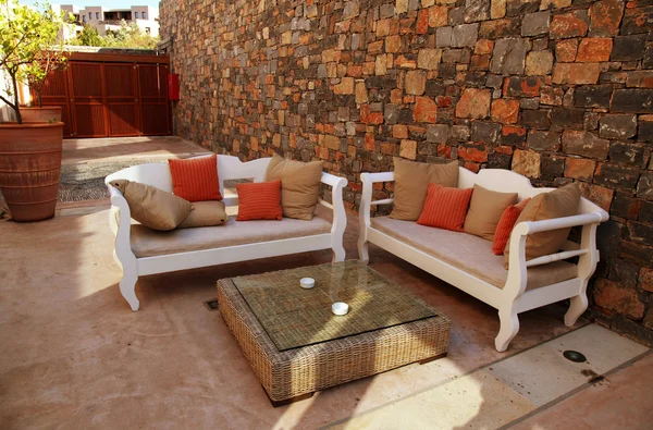 Krásné středomořské patio s bílým venkovní nábytek (Greec — Stock fotografie
