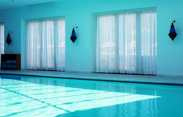Interior de la piscina turquesa — Foto de Stock