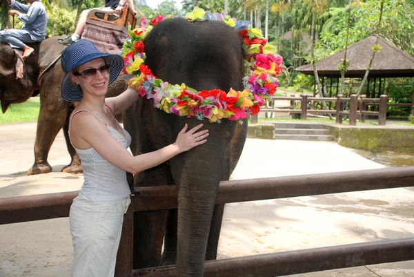 Mujer y bebé elefante — Foto de Stock