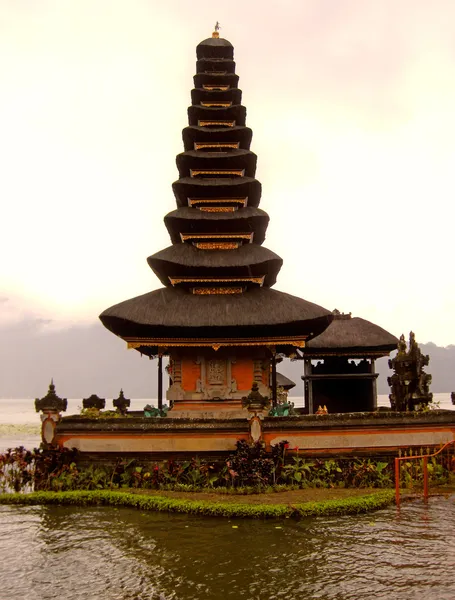 Buddhist temple on lake Bratan, Bali, Indonesia — Stock Photo, Image