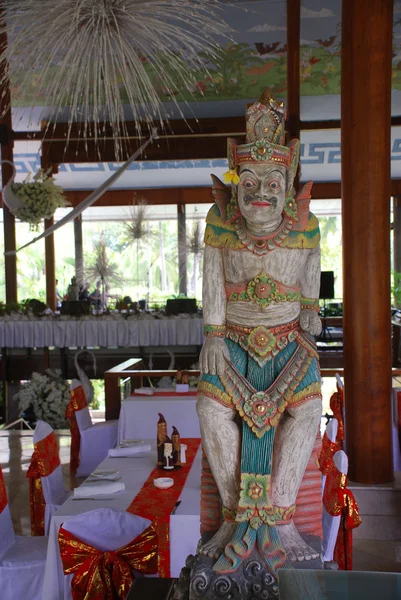 Restaurant en balinese standbeeld (bali, Indonesië) — Stockfoto