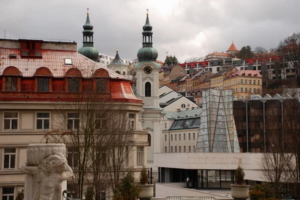 Cityscape com igreja de Santa Maria Madalena (Karlovy Vary ) — Fotografia de Stock