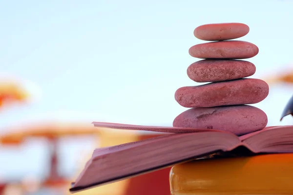 Kiezels stack op het boek. — Stockfoto