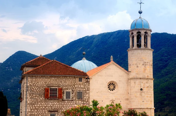Antigua iglesia en la bahía de Kotor (Montenegro ) —  Fotos de Stock