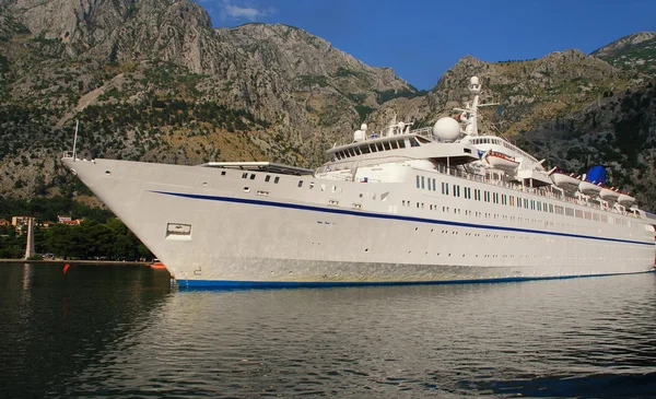 Cruise ship in Kotor bay — Stock Photo, Image