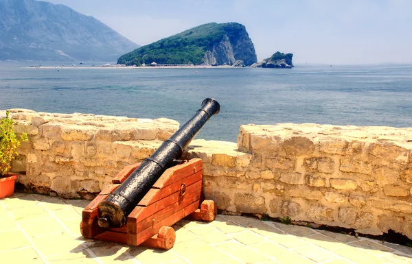 要塞 budva の古い大砲 — ストック写真
