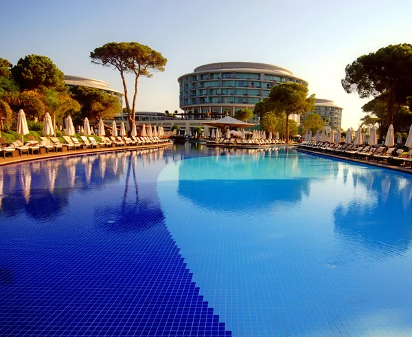 Vista de verão da piscina do hotel de luxo — Fotografia de Stock