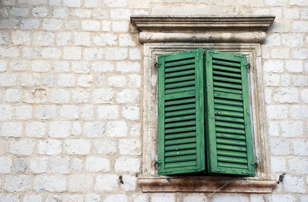 Finestra con persiane verdi in vecchio muro (Italia ) — Foto Stock