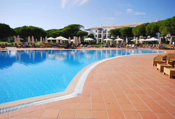 Piscina em hotel de luxo — Fotografia de Stock