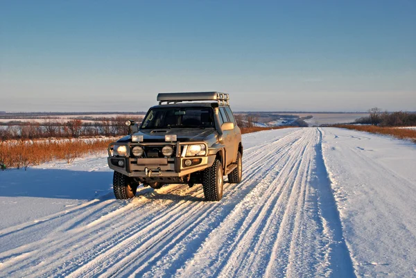 Winter weg met auto 4 x 4 — Stockfoto