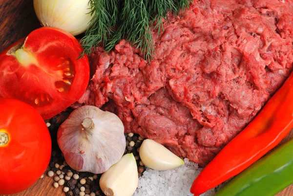 Raw minced meat and vegetables — Stock Photo, Image