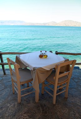 Yunan açık hava restoranı Akdeniz manzaralı (crete, Yunanistan)