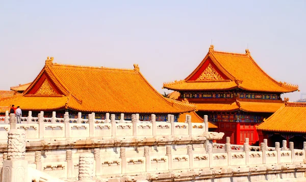 Toits de tuiles chinoises dorées en Cité Interdite (Pékin, Chine ) — Photo
