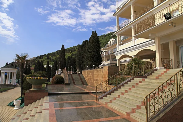 Summer resort villa with steps in scenary garden — Stock Photo, Image