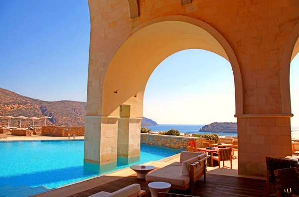 Arco piscina terraço no resort de verão (Grécia ) — Fotografia de Stock