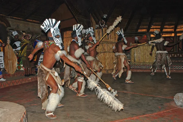 Afrikalı zulu dansçılar