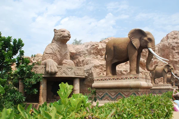 Olifant en Luipaard — Stockfoto