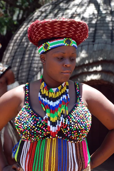 Mulher africana em acessórios tradicionais (África do Sul ) — Fotografia de Stock