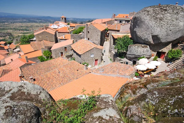 赤い屋根と山村 — ストック写真