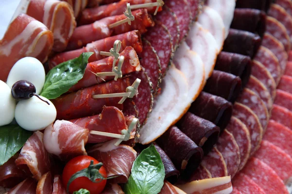 Assortiment van koude vleeswaren en salami — Stockfoto