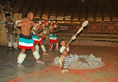 Afrikalı zulu dansçılar