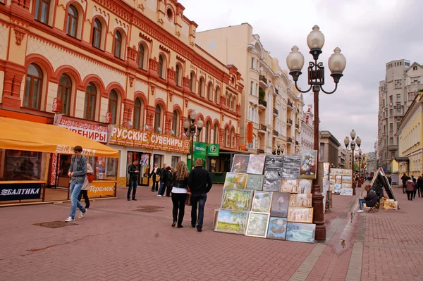Artisti di strada stanno mostrando e vendendo le loro foto (Mosca ) — Foto Stock