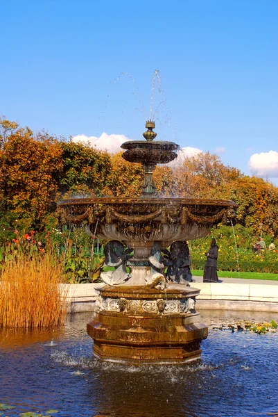 Prachtige fontein in tuin — Stockfoto