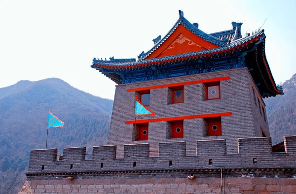 Chińska pagoda i flagi na wielki mur (Pekin, Chiny) — Zdjęcie stockowe