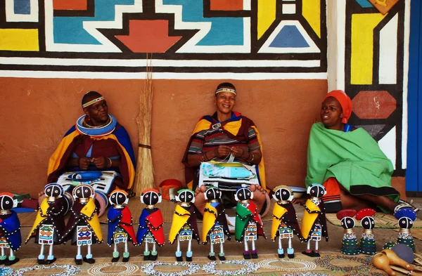 Mujeres ndebele africanos venden muñecas tradicionales (Sudáfrica ) — Foto de Stock