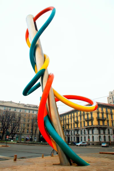 "바늘, 실, 매듭" , 카도르나 광장 (밀라노, 이탈리아). — 스톡 사진