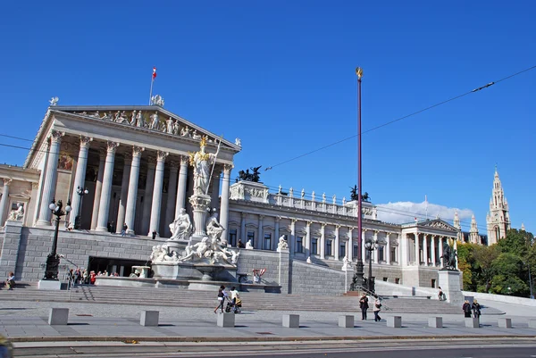 Österrikisk parlament och monument av athena pallada (Wien, austr — Stockfoto