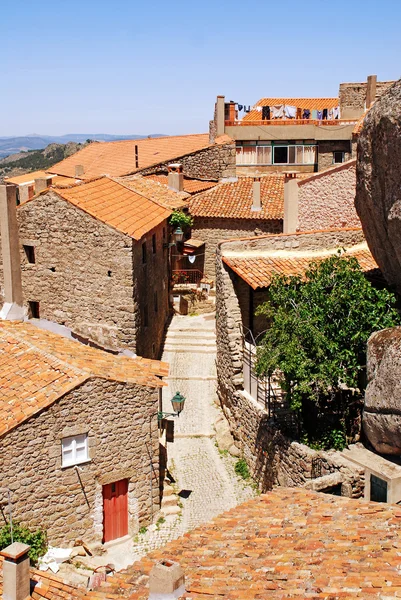 Aldeia de pedra velha com telhados de azulejos vermelhos (Portugal  ) — Fotografia de Stock