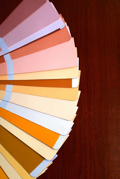 Buka katalog warna sampel pantone pada latar belakang kayu — Stok Foto